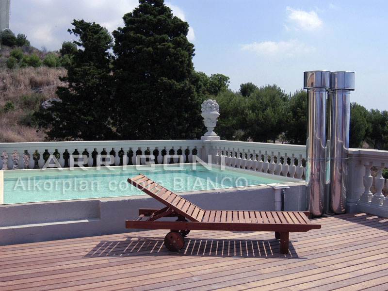 Piscina  interrata rivestita con membrana in PVC di colore  bianco
