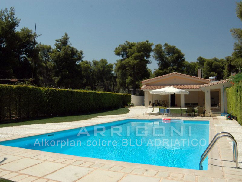 Piscina con membrana colore blu adriatico