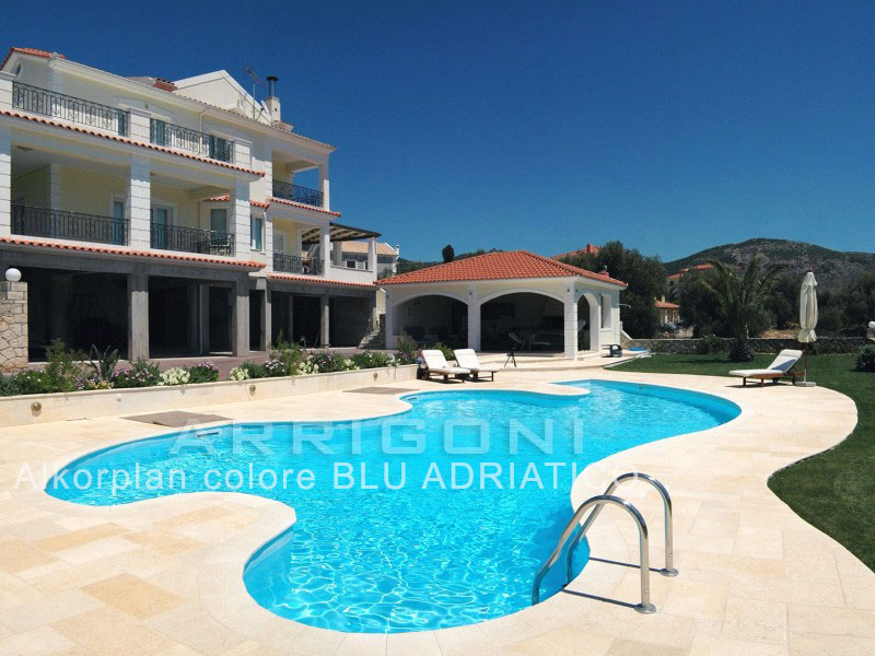 Piscina con rivestimento colore blu adriatico