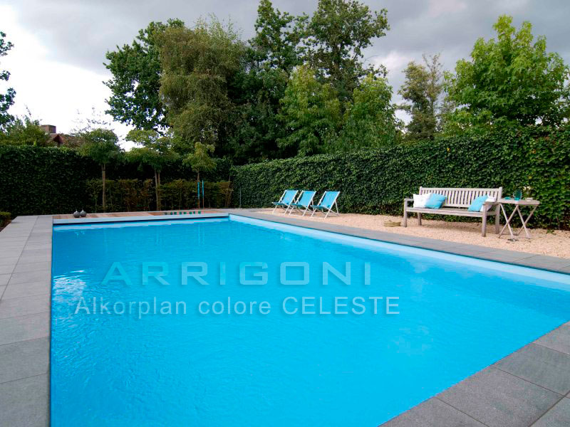 Piscina con membrana colore celeste