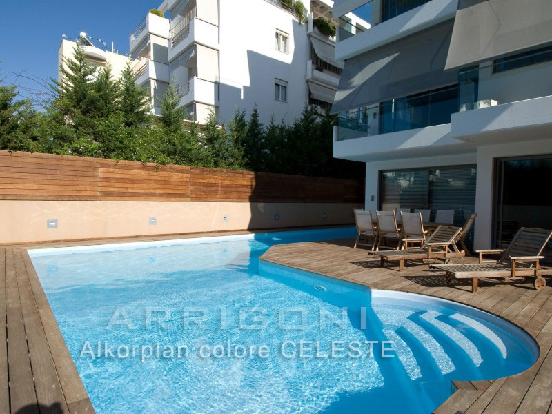 Piscina con rivestimento colore celeste