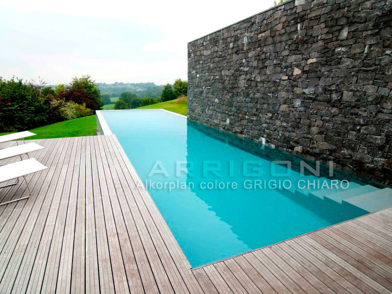 Piscina con membrana colore grigio chiaro