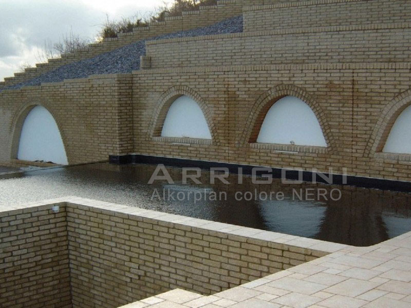 Piscina con membrana colore nero