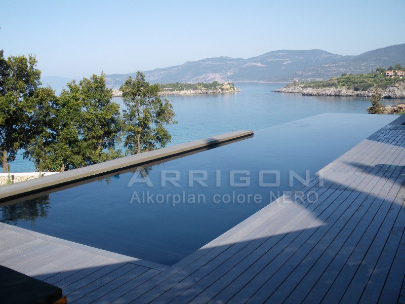 Piscina con rivestimento colore nero