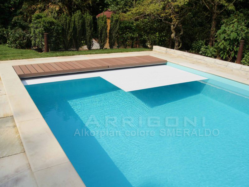 Piscina con rivestimento colore verde smeraldo